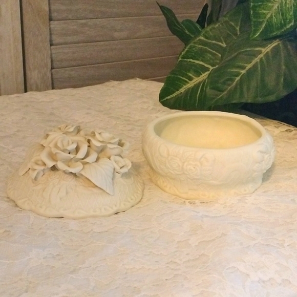 ⚜️ Vintage 3D Rose Porcelain Bisque Round Trinket/Jewelry Holder - Picture 4 of 12